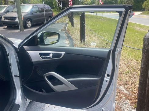 Used 2016 Hyundai Veloster FWD image 12