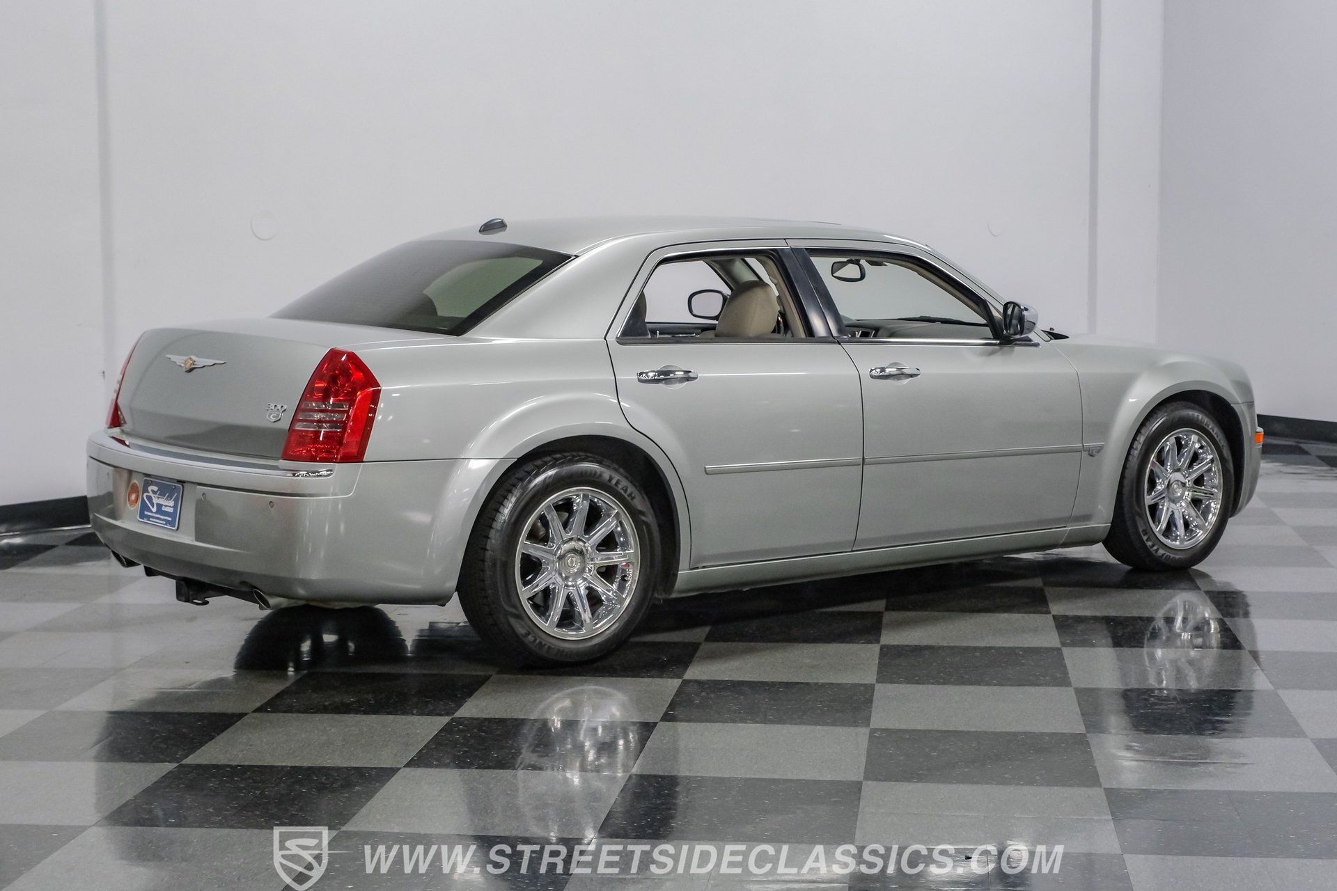 Used 2005 Chrysler 300 C w/ Navigation & Sound Group II RWD image 13