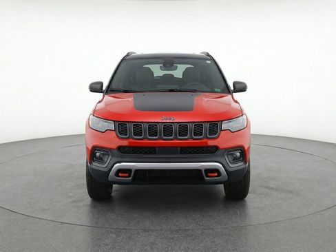 Used 2025 Jeep Compass Trailhawk image 2