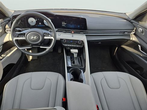 Certified 2025 Hyundai Elantra Limited FWD image 9