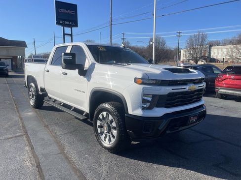 Used 2025 Chevrolet Silverado 2500 Custom w/ Custom Value Package image 3