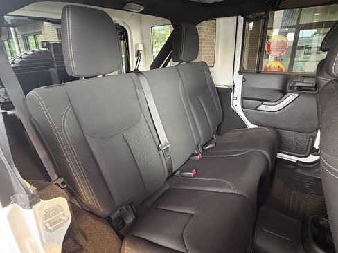 Used 2018 Jeep Wrangler Unlimited Sahara w/ Connectivity Group AWD/4WD image 30