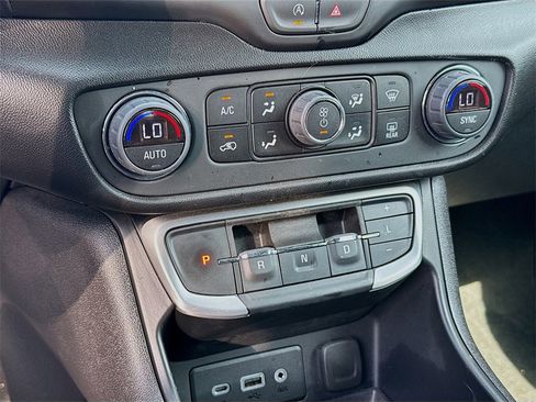 Used 2024 GMC Terrain SLE w/ Driver Convenience Package image 16