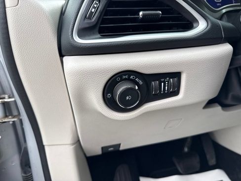Used 2023 Chrysler Pacifica Touring-L FWD image 29