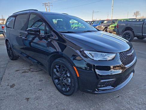 New 2026 Chrysler Pacifica Select w/ S Appearance Package image 13