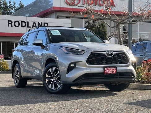 Certified 2024 Toyota Highlander XLE image 1