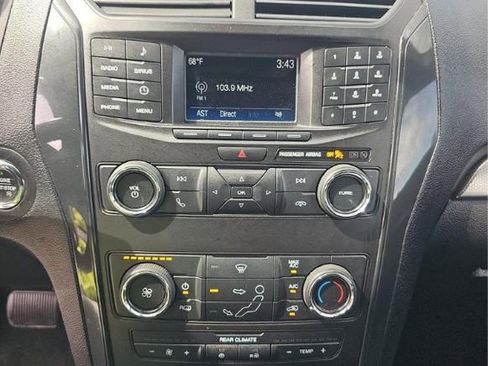 Used 2018 Ford Explorer XLT FWD image 6