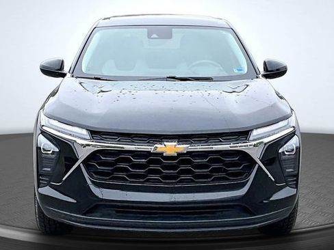 Used 2024 Chevrolet Trax LS w/ LS Convenience Package FWD image 2