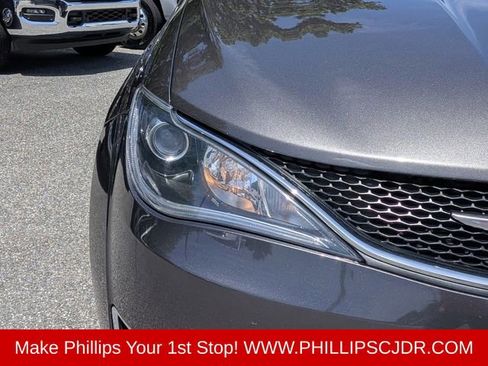 Used 2018 Chrysler Pacifica Touring-L Plus w/ Tire & Wheel Group FWD image 9