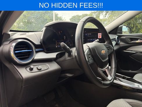 Used 2025 Chevrolet Trax LT w/ Sunroof Package FWD image 16