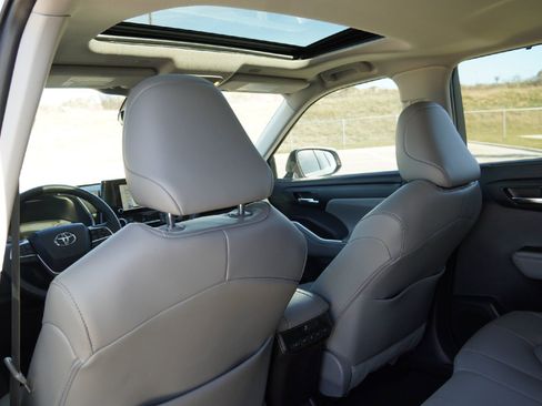 Used 2023 Toyota Highlander XLE image 29