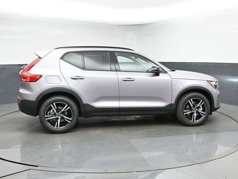 New 2026 Volvo XC40 B4 Core w/ Climate Package FWD image 9