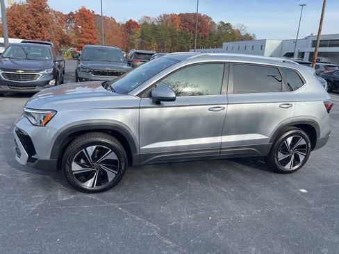 Used 2025 Volkswagen Taos SE image 2