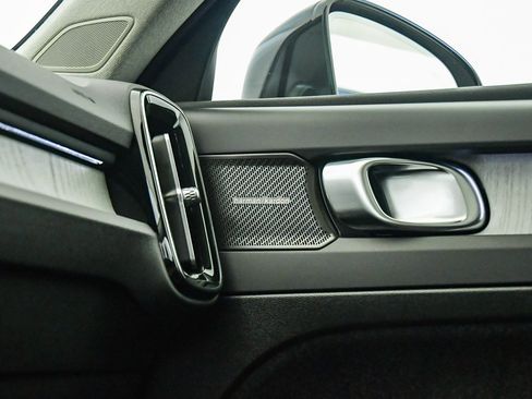 Certified 2025 Volvo XC40 B5 Ultra w/ Climate Package image 29