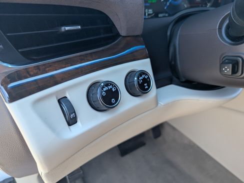 Used 2017 Cadillac Escalade ESV Luxury AWD/4WD image 23