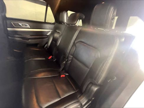 Used 2018 Ford Explorer XLT w/ Equipment Group 202A image 19