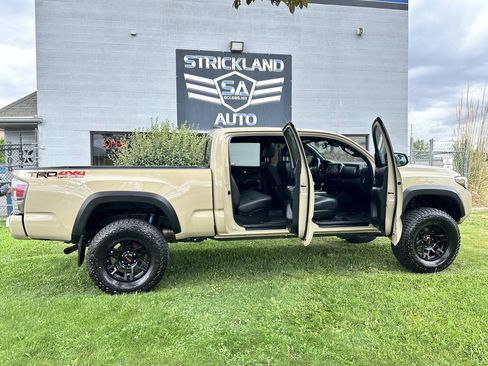 Used 2020 Toyota Tacoma TRD Off-Road w/ TRD Premium Off Road Package AWD/4WD image 27