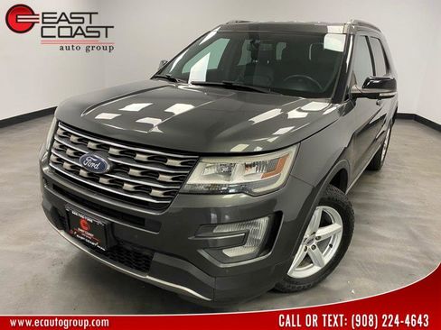 Used 2017 Ford Explorer XLT w/ Equipment Group 202A AWD/4WD image 1