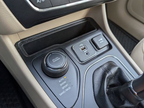 Certified 2019 Jeep Cherokee Latitude w/ Cold Weather Group image 19