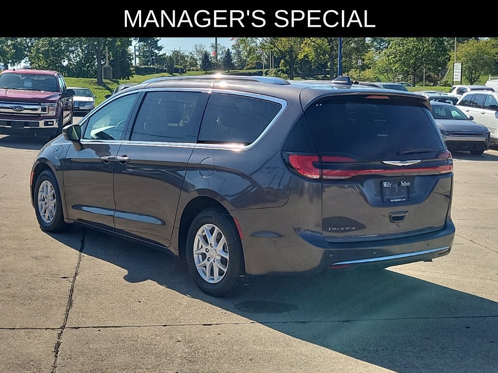 Used 2021 Chrysler Pacifica Touring-L FWD image 3