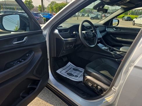 Used 2025 Jeep Grand Cherokee L Altitude RWD image 10