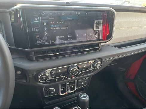 Used 2025 Jeep Wrangler Sahara image 31