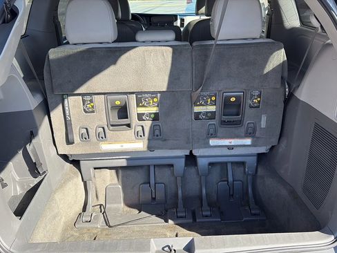 Used 2015 Toyota Sienna XLE image 11