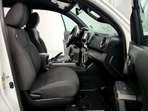 Used 2018 Toyota Tacoma TRD Sport w/ Technology Package AWD/4WD image 17