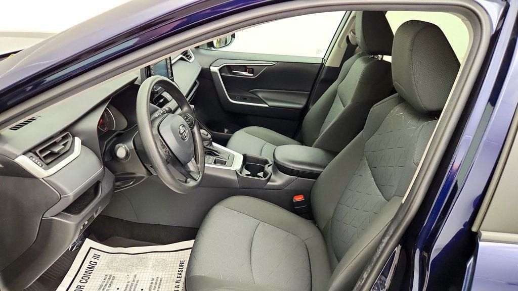 Used 2021 Toyota RAV4 XLE AWD/4WD image 18