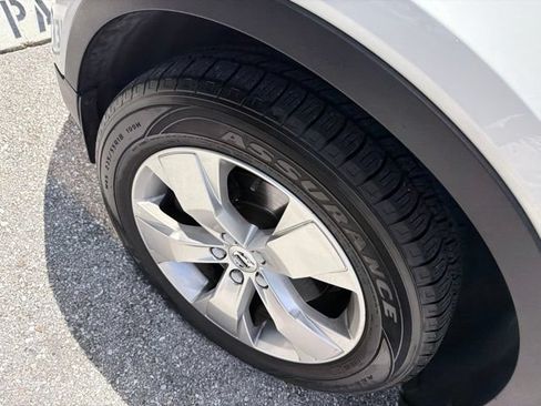 Used 2020 Volvo XC40 T4 Momentum FWD image 2