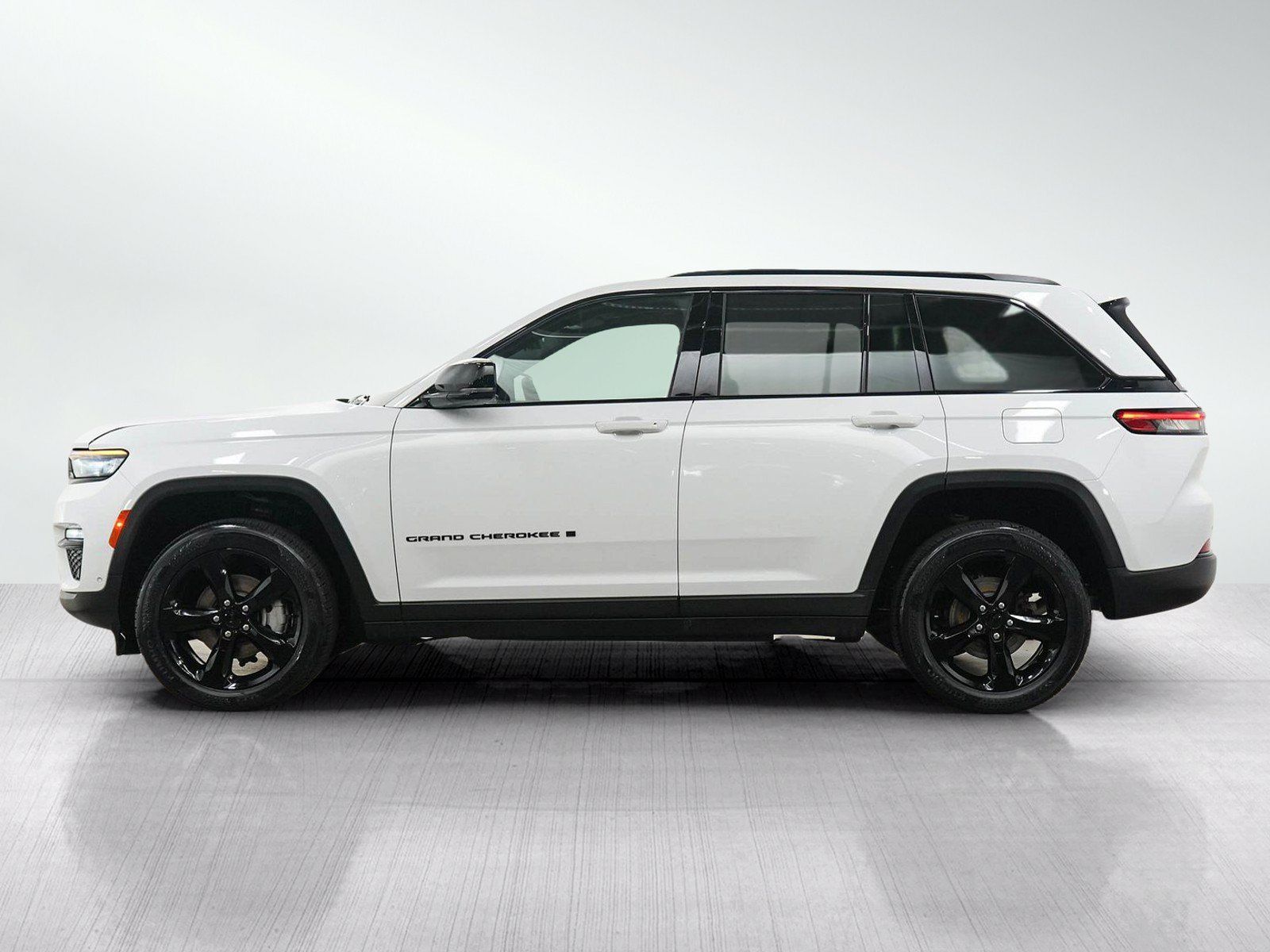 Used 2024 Jeep Grand Cherokee Limited w/ Luxury Tech Group II AWD/4WD image 2