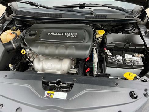 Used 2015 Chrysler 200 S image 9