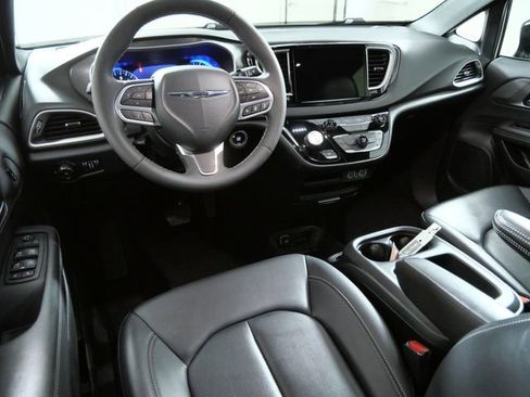 Used 2025 Chrysler Pacifica Select FWD image 4