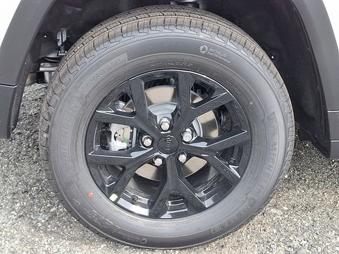 New 2025 Jeep Grand Cherokee Altitude image 5