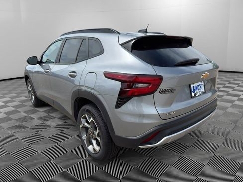 Used 2025 Chevrolet Trax LT FWD image 3