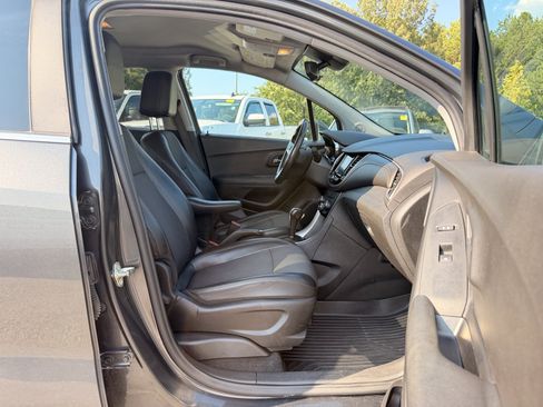 Used 2020 Chevrolet Trax LT w/ LT Convenience Package AWD/4WD image 32