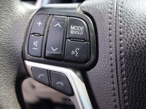 Used 2019 Toyota Highlander LE FWD image 32