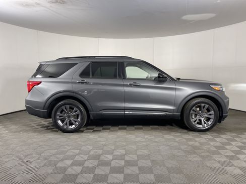 Used 2022 Ford Explorer XLT w/ Equipment Group 202A image 5