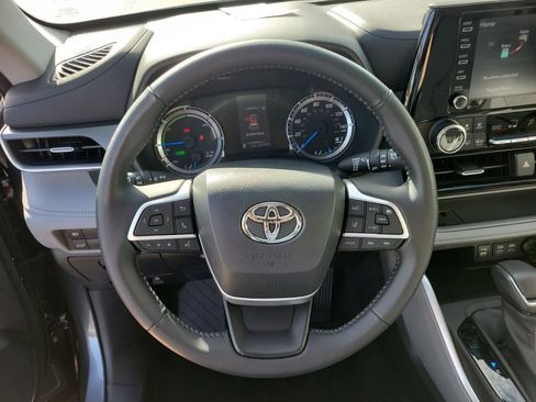 Used 2022 Toyota Highlander LE image 29