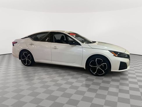 Used 2024 Nissan Altima 2.5 SR FWD image 2