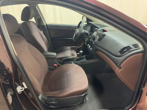 Used 2010 Kia Forte EX image 30