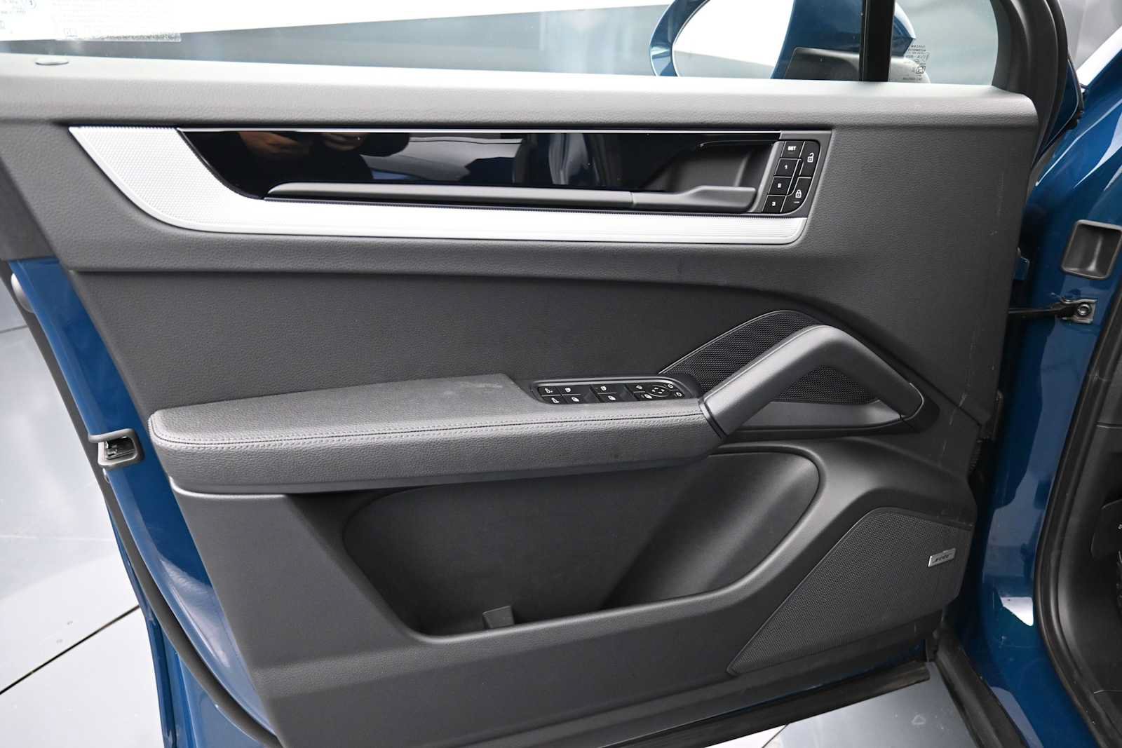 Certified 2025 Porsche Cayenne Coupe AWD/4WD image 7