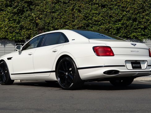Used 2024 Bentley Flying Spur V8 image 27