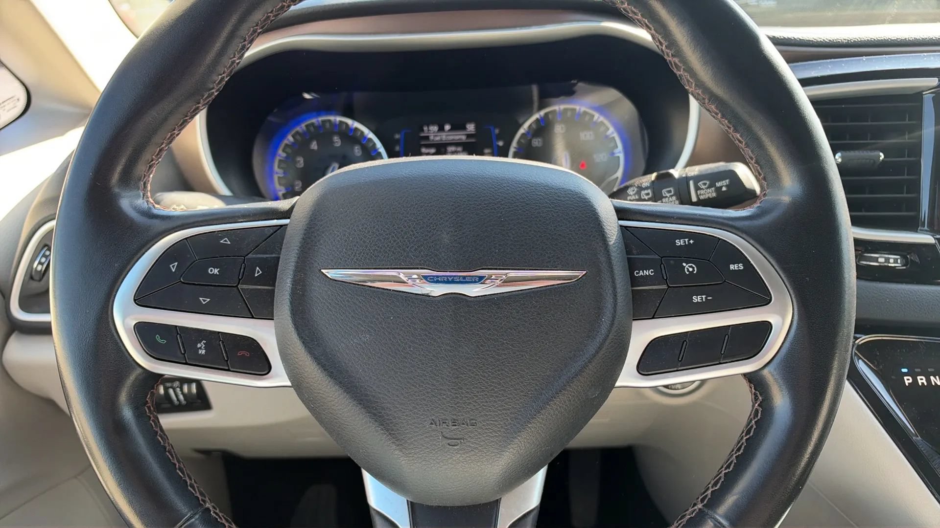 Used 2018 Chrysler Pacifica Touring-L w/ Tire & Wheel Group FWD image 15