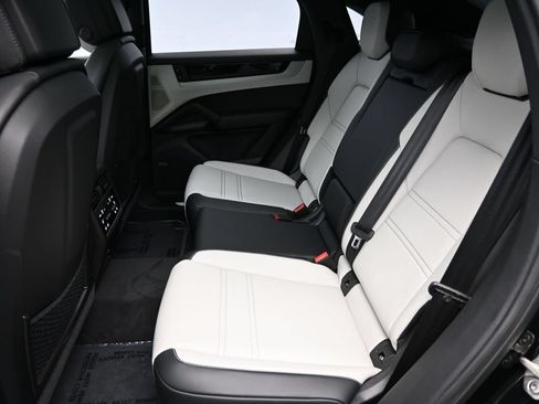 Certified 2026 Porsche Cayenne E-Hybrid Coupe AWD/4WD image 10