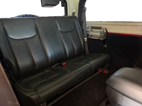 Used 2016 Jeep Wrangler Rubicon w/ Power Convenience Group AWD/4WD image 18