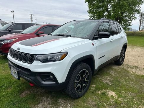 Used 2025 Jeep Compass Trailhawk AWD/4WD image 13