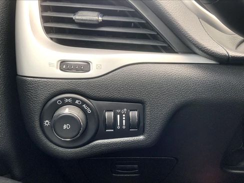 Used 2017 Jeep Cherokee Trailhawk image 32