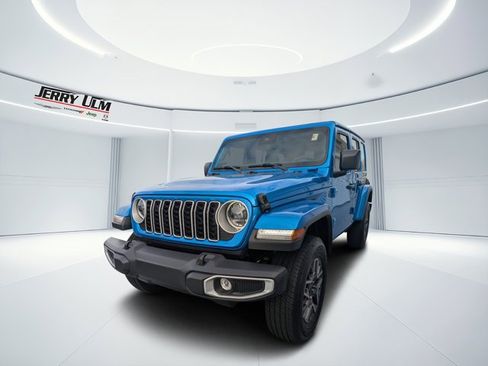 Used 2025 Jeep Wrangler Sahara image 6