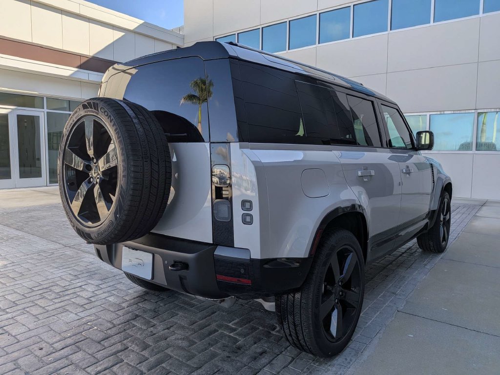 New 2026 Land Rover Defender 110 X-Dynamic SE AWD/4WD image 5